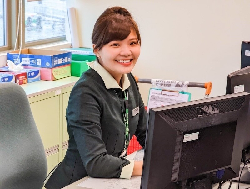 完成全瓷冠、陶瓷貼片療程,患者在工作中露出自信漂亮笑容